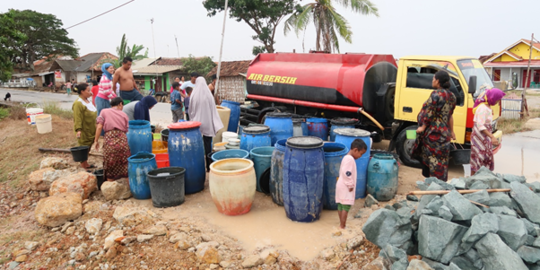 PT KIEC Salurkan Bantuan Air Bersih ke Daerah Pontang dan Tirtayasa