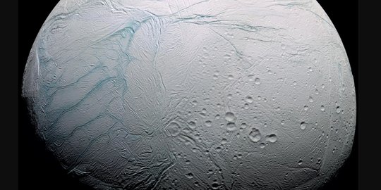 'Garis-Garis Harimau' yang Aneh di Satelit Saturnus