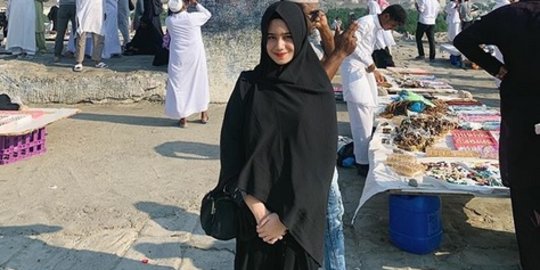 6 Potret Tissa Biani Saat Umrah Cantik Dan Memesona Merdeka Com