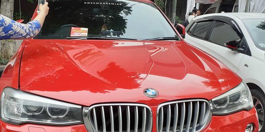 Mobil BMW X4 Belum Bayar Pajak Ditemukan di Parkiran Gandaria City