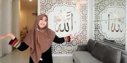 17 Potret Rumah Mewah Oki Setiana Dewi Ada Gambar Ka Bah Hingga Lafaz Allah Merdeka Com