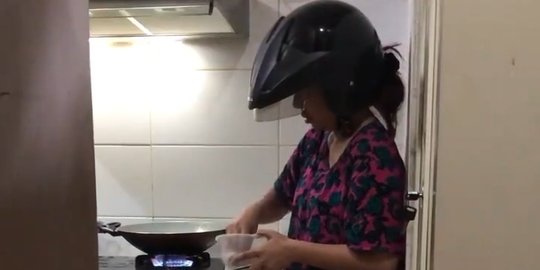 Kocak! Soimah Masak di Dapur Pakai Helm, Warganet Ngakak