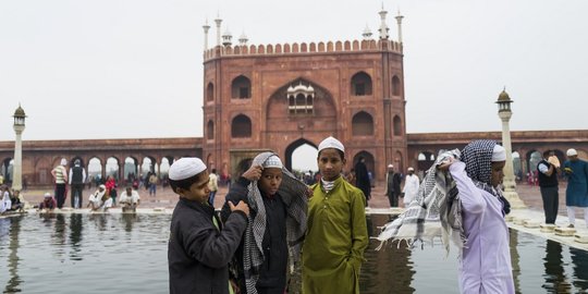 Potret Minoritas Muslim Ibadah di Masjid Terbesar India