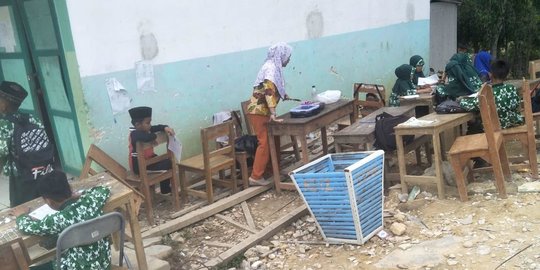 Takut Kelas Ambruk, SD di Bangkalan Belajar di Alam