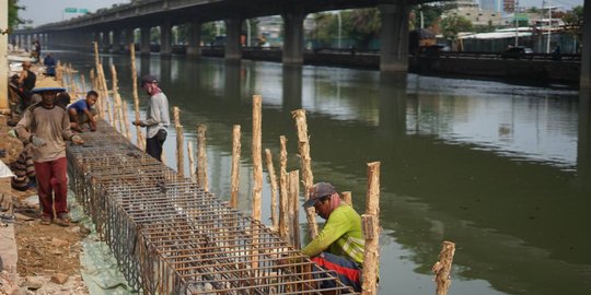 Antisipasi Banjir, Turap Kali Ancol Ditinggikan