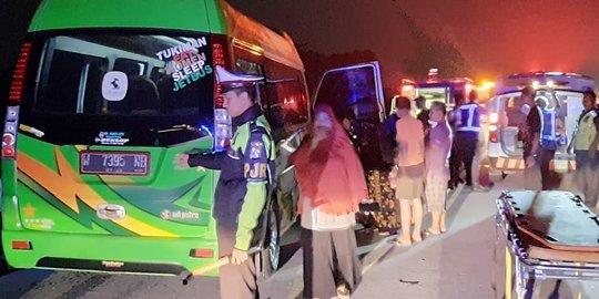 Minibus Hantam Tronton di Tol Madiun, 1 Tewas dan 6 Penumpang Luka