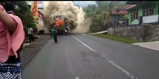 Bus Pariwisata Angkut Peziarah Terbakar di Ciamis