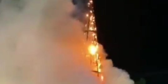 Replika Pohon Natal di Sleman City Mall Terbakar
