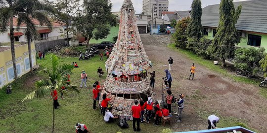 Siswa SD di Purwokerto Bikin Pohon Natal Unik dari Limbah Plastik