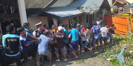 Sopir Mengantuk, Truk dari Lampung Terguling dan Tabrak Rumah Warga Jember
