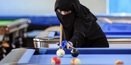 Saat Wanita-Wanita Yaman Bermain Biliar