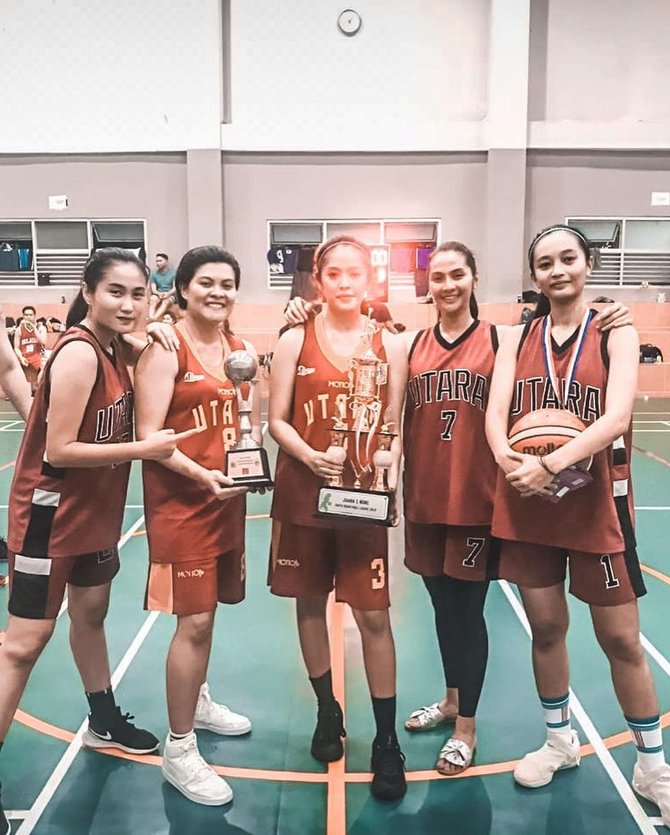 maudy koesnaedi berseragam basket