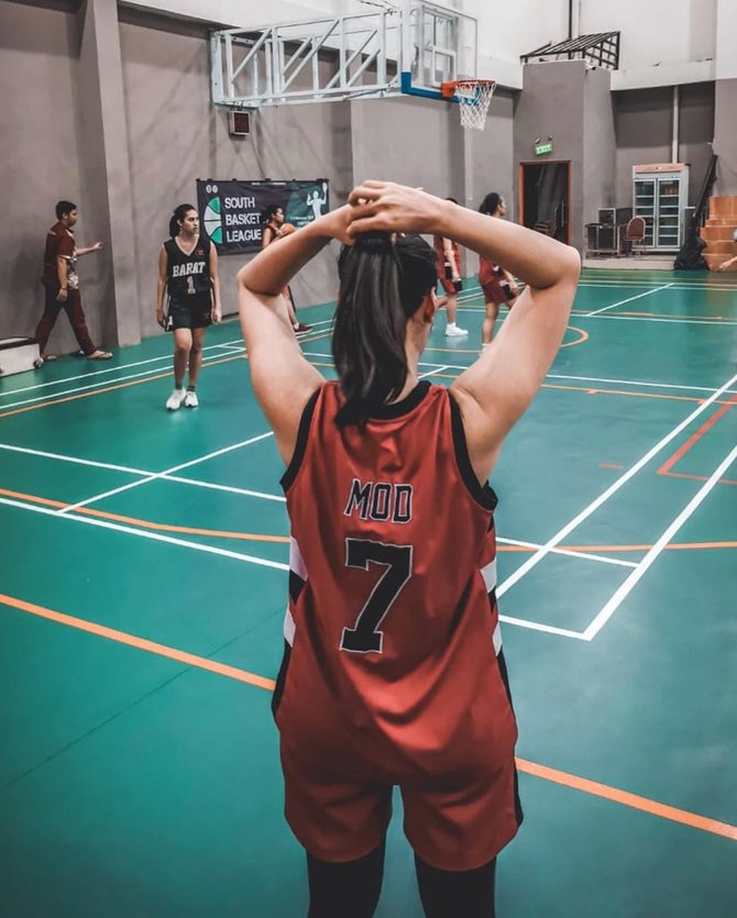 maudy koesnaedi berseragam basket