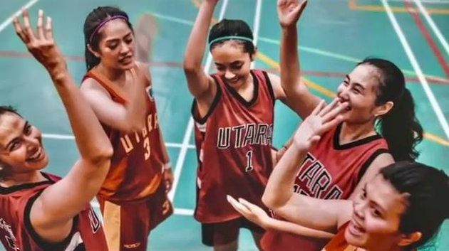 maudy koesnaedi berseragam basket