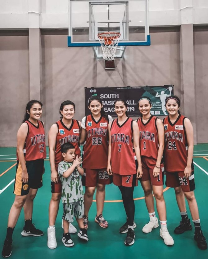maudy koesnaedi berseragam basket