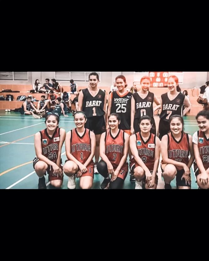 maudy koesnaedi berseragam basket