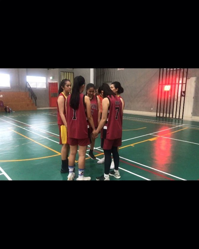 maudy koesnaedi berseragam basket