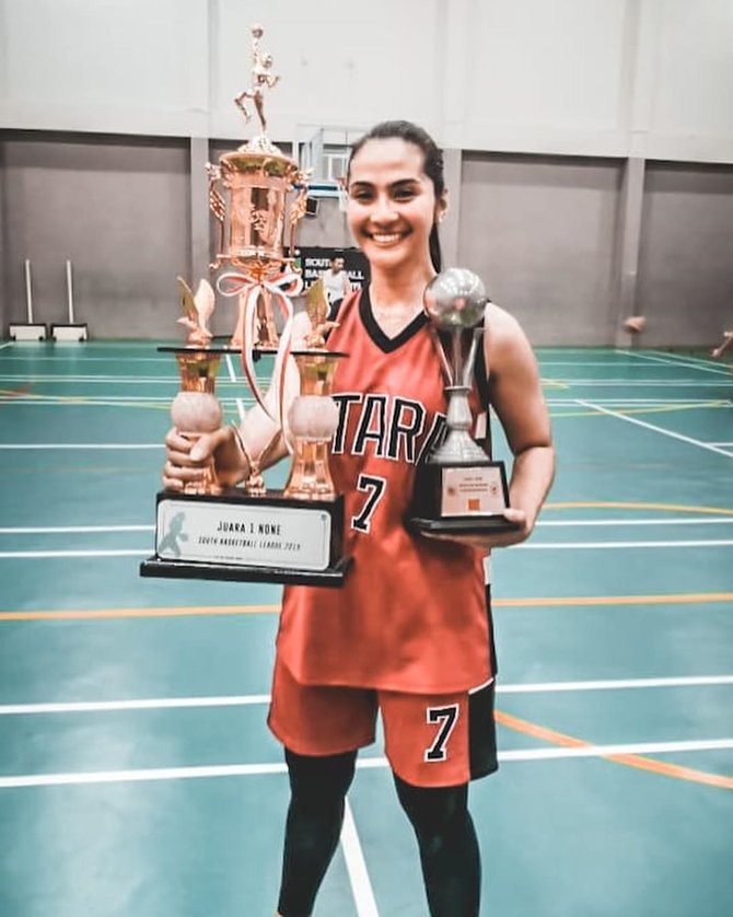 maudy koesnaedi berseragam basket
