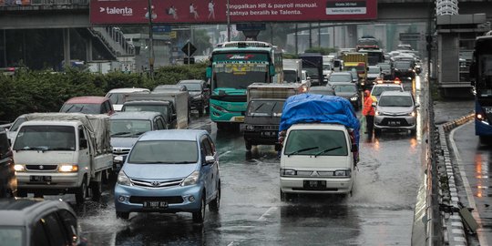 Lalu Lintas di Tol Dalam Kota Tersendat Usai Banjir