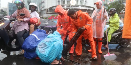 Tangani Genangan, PPSU Bersihkan Saluran Air di Kawasan Senayan