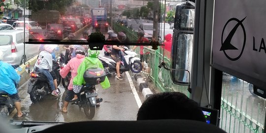 Terjebak di Busway, Pengendara Motor Terobos Pemisah Jalan