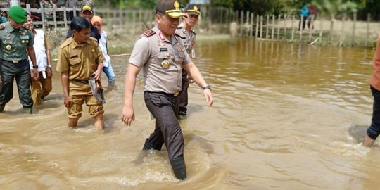 Kapolda dan Gubernur Riau Tinjau Lokasi Banjir di Kuansing