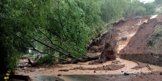 Longsor Landa Kabupaten Bandung, Jalan Soreang-Ciwidey Ditutup Sementara