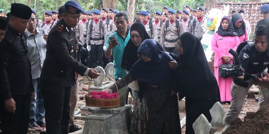 Tangis Keluarga Pecah saat Brimob Tewas Tersambar Petir di Gunung Welirang Dimakamkan