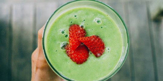 Resep Green Smoothie Seledri, Apel, dan Nanas untuk Dapatkan 7 Manfaat Kecantikan