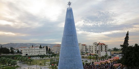 Penampakan Pohon Natal dari 129 Ribu Botol Plastik di Lebanon