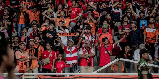 Dikira Suporter Lawan, Polisi Dikeroyok Usai Laga Persija Vs Persebaya