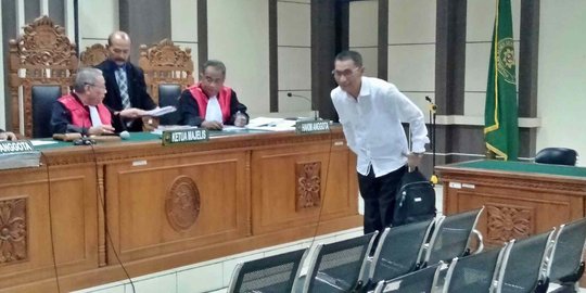Tidur dan Baju Tak Dikancingkan Saat Sidang, Stafsus Bupati Kudus Ditegur Hakim