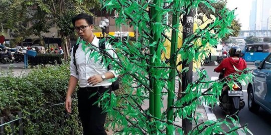 Sempat Viral, Pohon Imitasi Kembali Dipasang Jelang Perayaan Natal