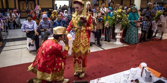 Puluhan Pasangan Pengantin Nikah Massal di Surabaya