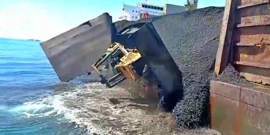 Tongkang Jebol di Muara Berau, Batubara dan Alat Berat Tumpah ke Laut