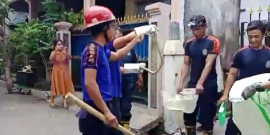 Ular Kobra Ngumpet di Laci Warung Jeruk Purut Pasar Minggu, Petugas Turun Tangan