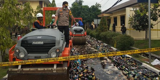 Didampingi Kiai Sepuh, Kapolda Banten Naiki Mesin Giling Musnahkan Miras