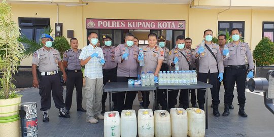 300 Liter Miras Sopi Hasil Penyitaan Dimusnahkan Polres Kupang