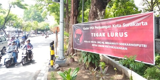 Spanduk 'Tegak Lurus Nderek Megawati' di Tengah Persaingan Gibran dan Purnomo