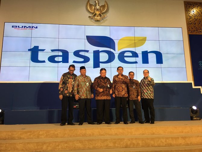 direktur utama pt taspen iqbal latanro saat launching logo baru pt taspen