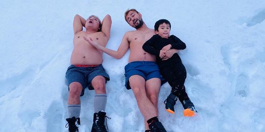 Gaya Santuy Raffi, Merry & Rafathar Tidur di Salju Sambil Telanjang Sampai Menggigil