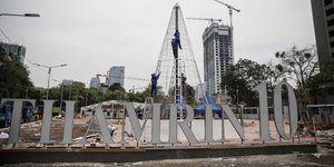 Pemprov DKI Pasang Pohon Natal dari Botol Bekas
