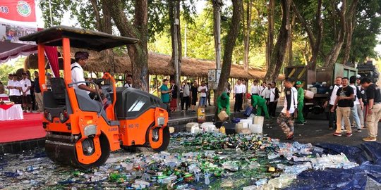 Ribuan Miras Tradisional hingga Berbagi Merek di Bali Digilas Alat Berat