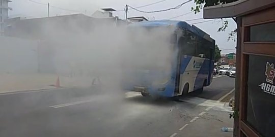 Kopling Bermasalah, Api Menyala dari Kolong Bus Transjakarta di Depan PN Jaksel