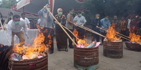 Kejari Karawang Musnahkan Ratusan Kilogram Ganja