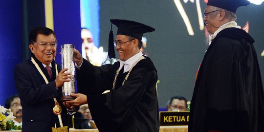 Jusuf Kalla Terima Hamengku Buwono IX Award dari UGM