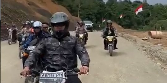 Jokowi Motoran di Perbatasan Malaysia, Menteri Erick Tertangkap Kamera Tak Pakai Helm
