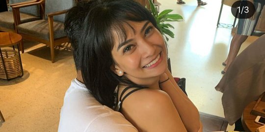 Dipangku Seseorang, Warganet Yakin Sosok Inilah Suami Vanessa Angel