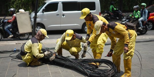 Dinas SDA DKI Minta Kabel Jaringan Segera Direlokasi Karena Sumbat Saluran Air