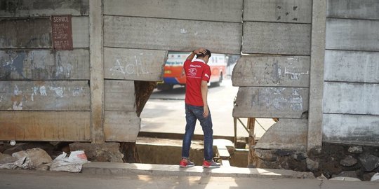 Tembok Berlubang Jadi Akses Alternatif Pejalan Kaki ke Terminal Kampung Rambutan